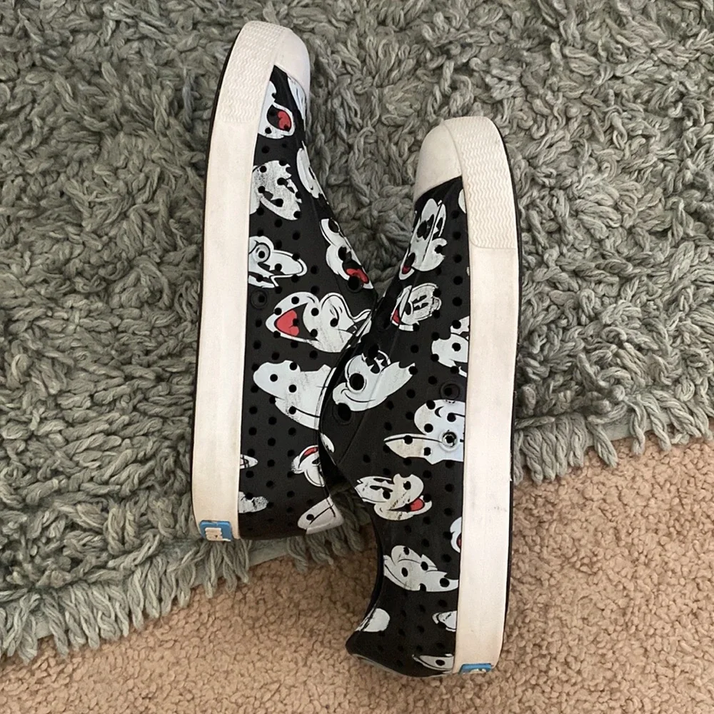 🤍🖤Native Mickey Disney slip on 🖤🤍size 3